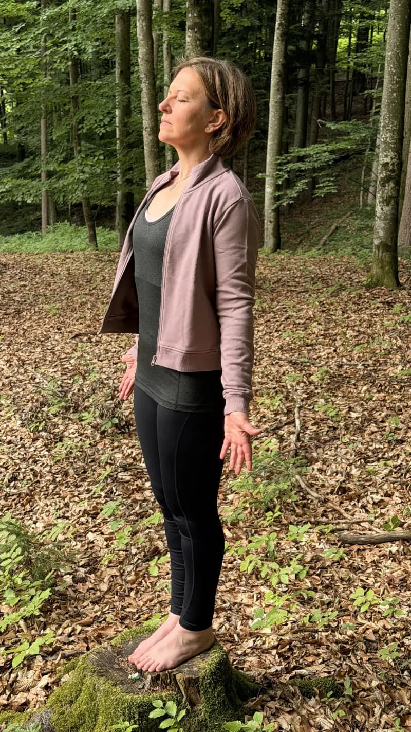 Marlene Laaber bei bewusster Atemübung im Wald
