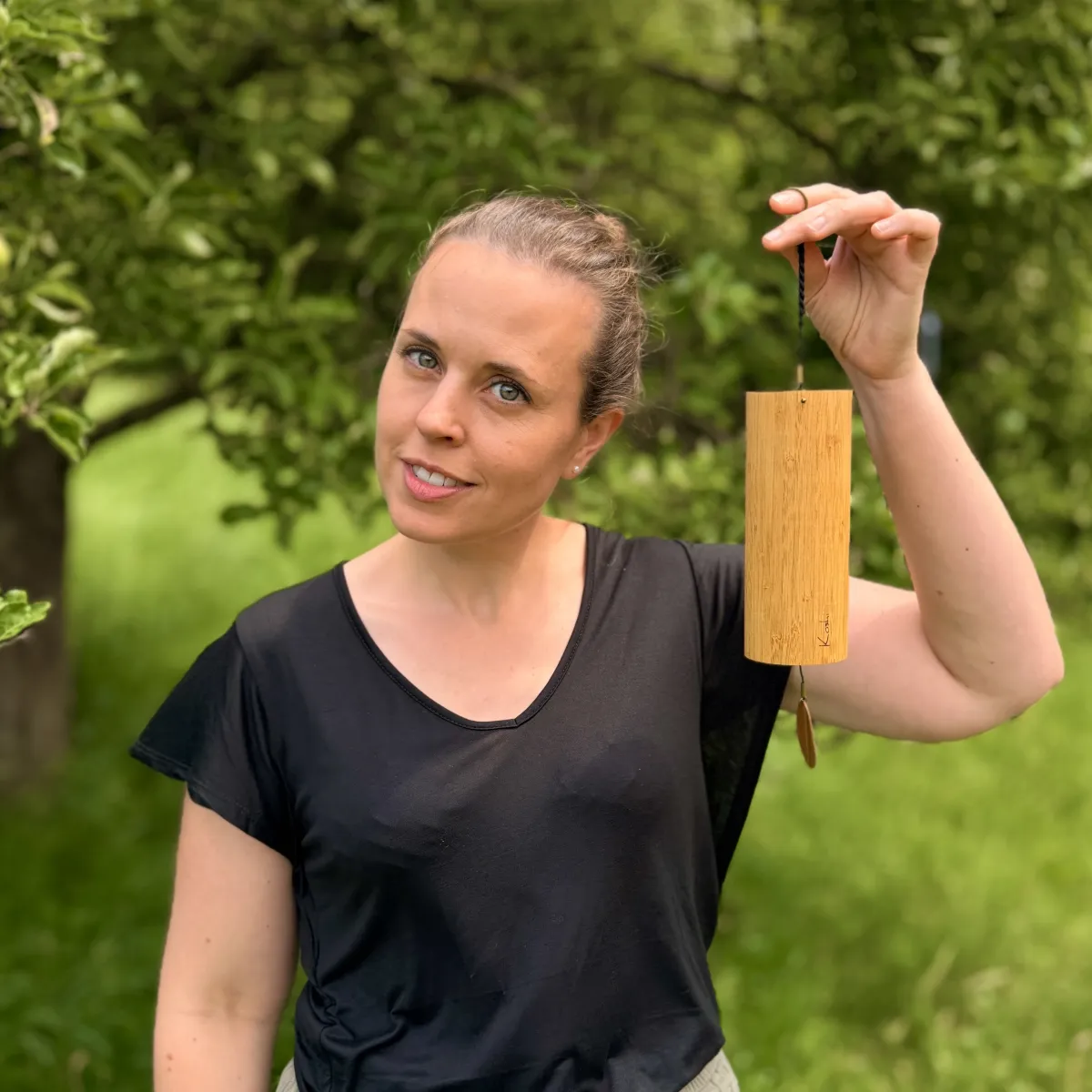 Marlies Mandl mit einem Koshi-Klangspiel