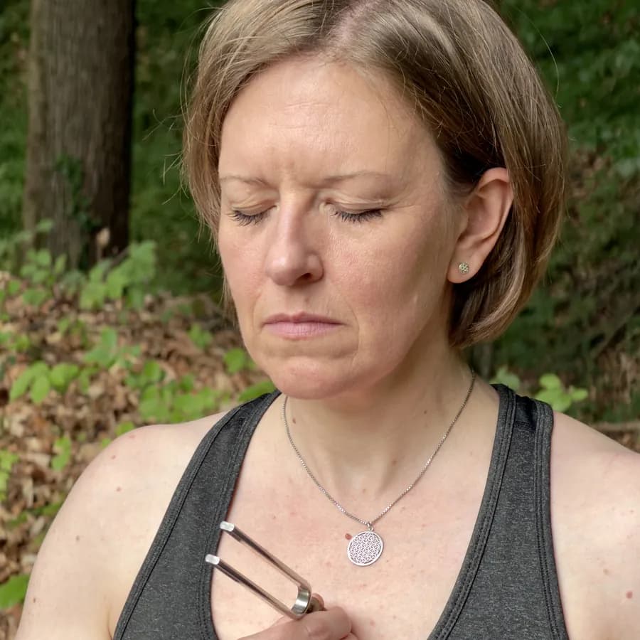 Marlene Laaber mit einer Stimmgabel auf dem Brustbein