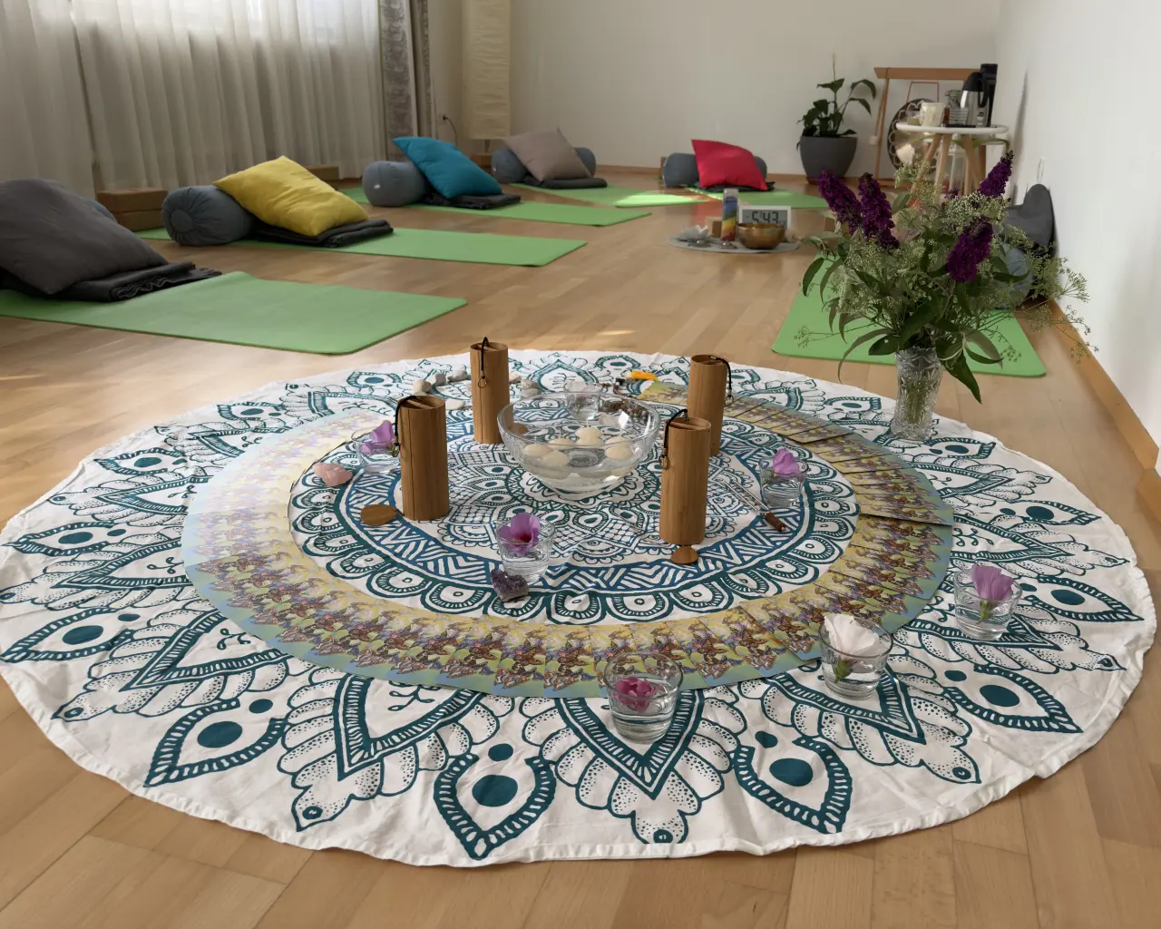 Gruppenraum mit Yogamatten und Polstern, vorbereitet für einen Workshop