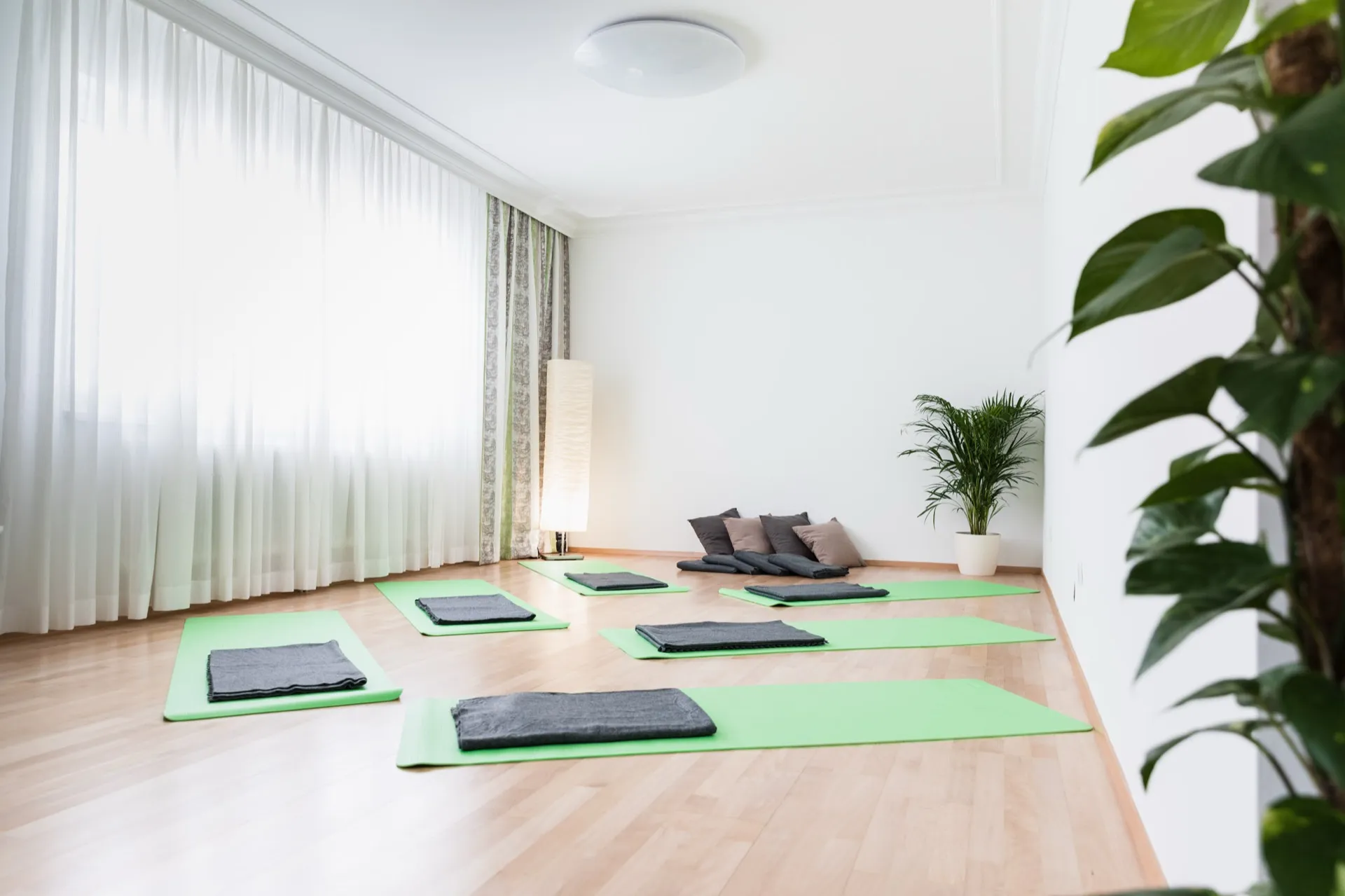Heller Praxisraum mit Behandlungsliege
