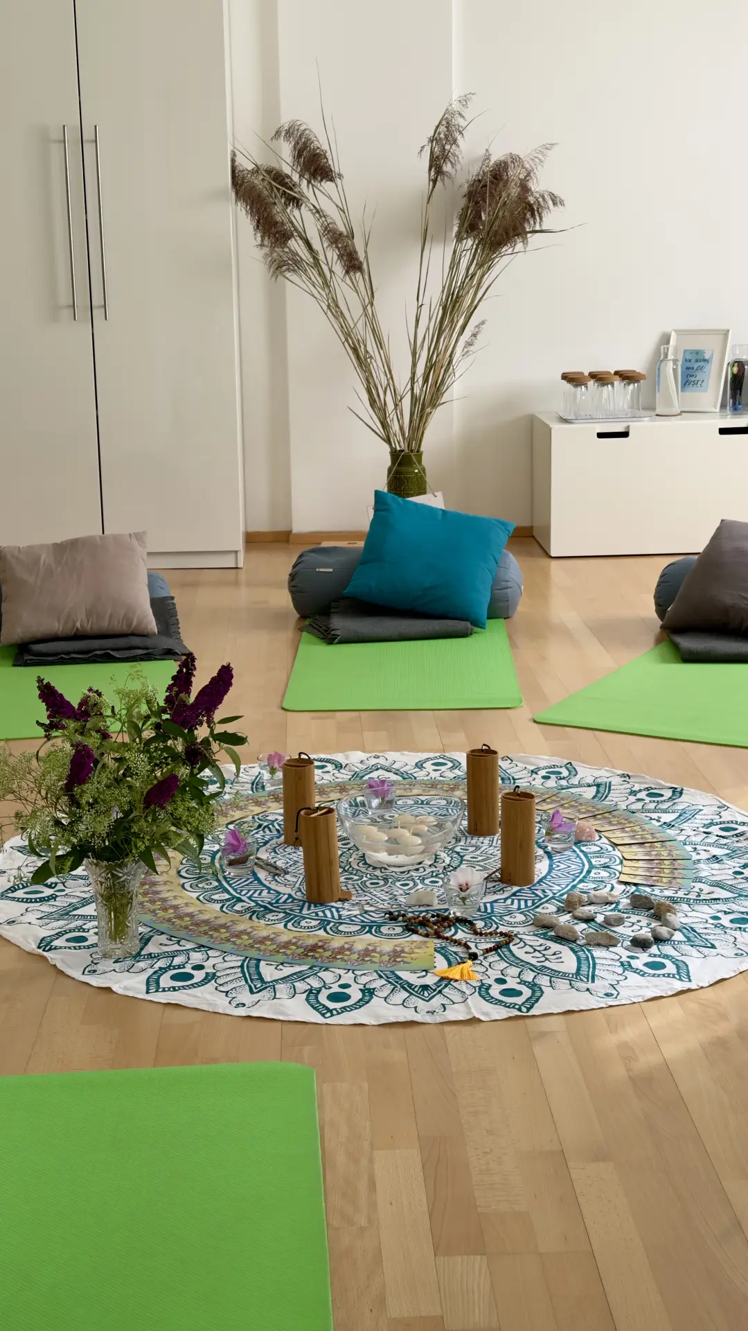 Workshop-Setting mit Sitzkissen und Mandala-Tuch