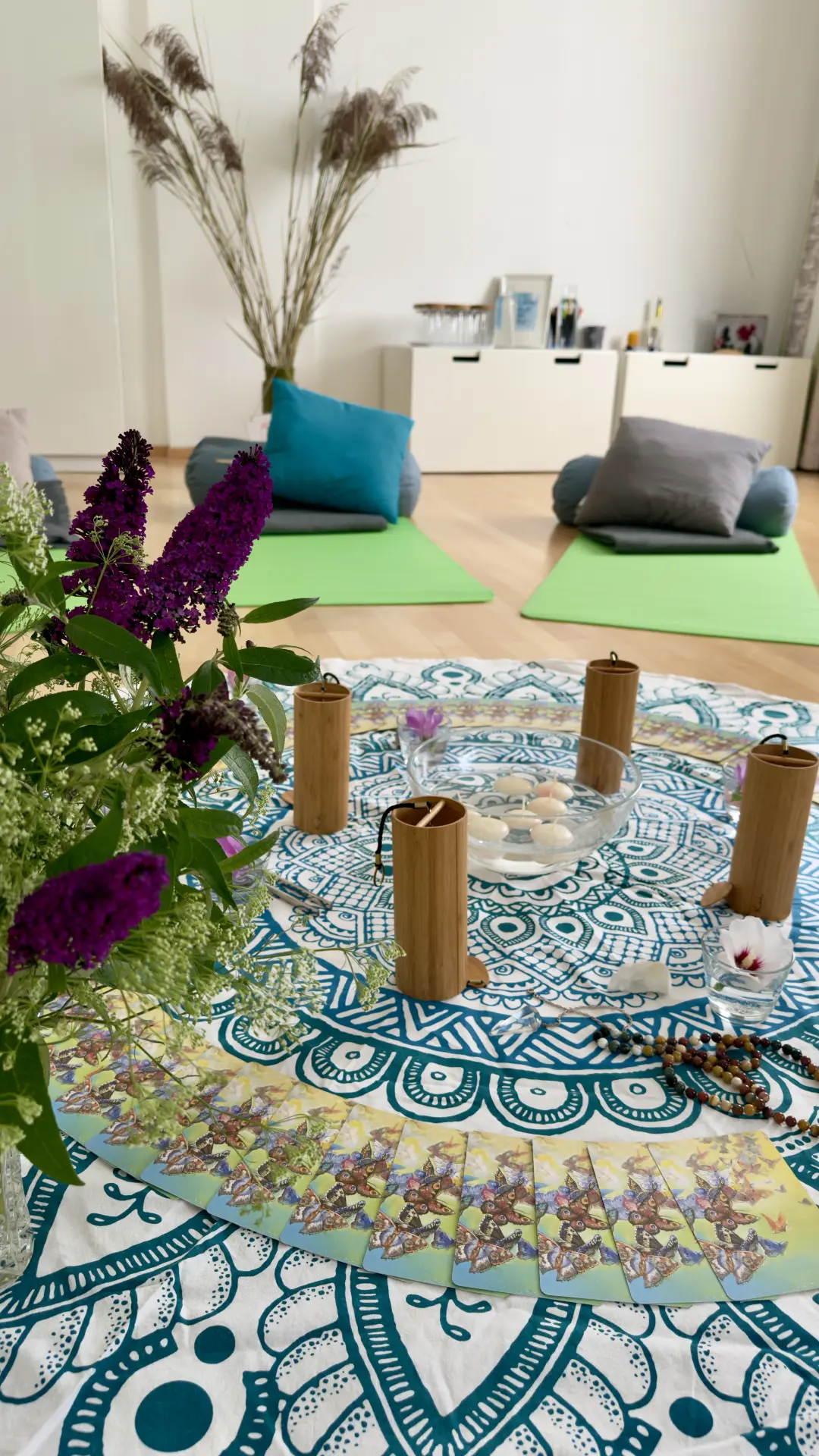 Blumenstrauß und Mandala-Tuch im Gruppenraum