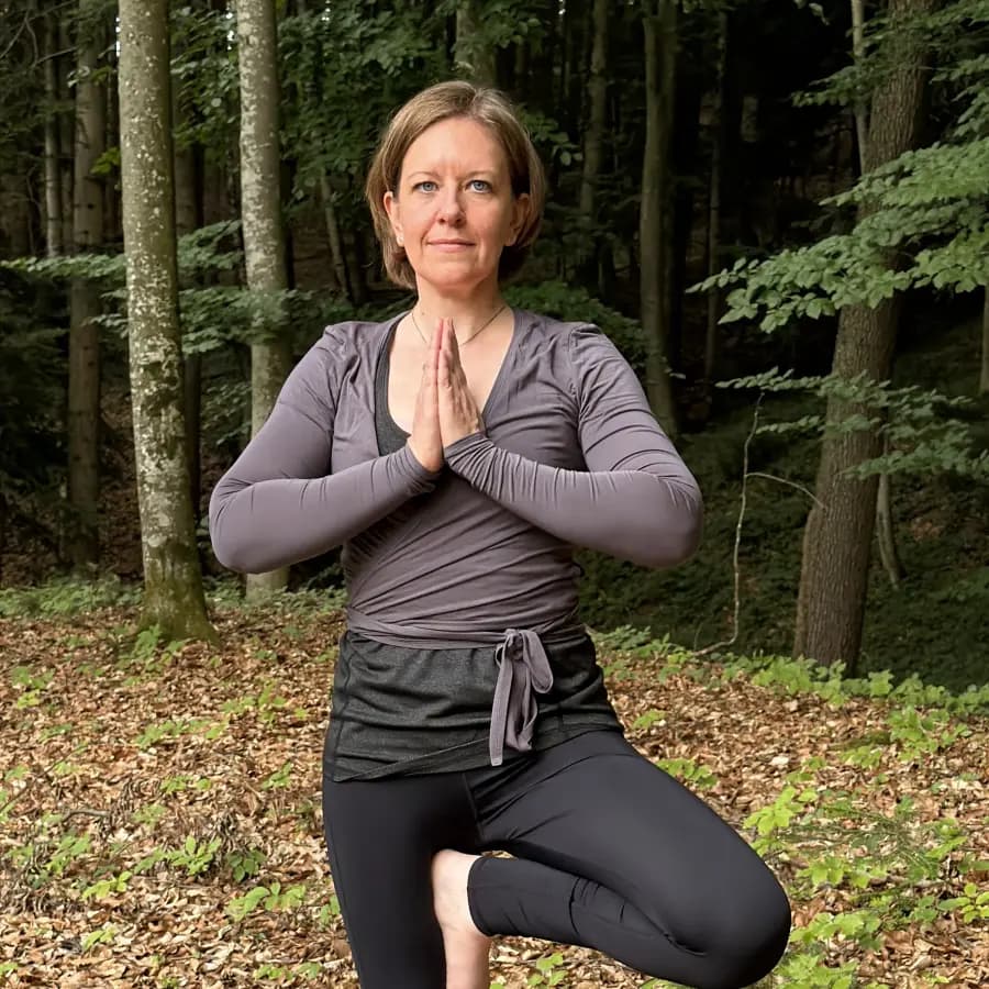 Marlene Laaber in der Yoga-Baumhaltung im Wald